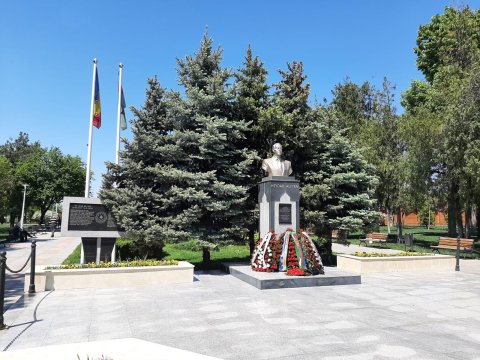 Heydər Əliyevin Belqrad və Buxarest şəhərlərindəki abidəsi ziyarət edildi - FOTO
