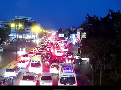 Paytaxtın bu ərazisində tıxac yaranıb - FOTO