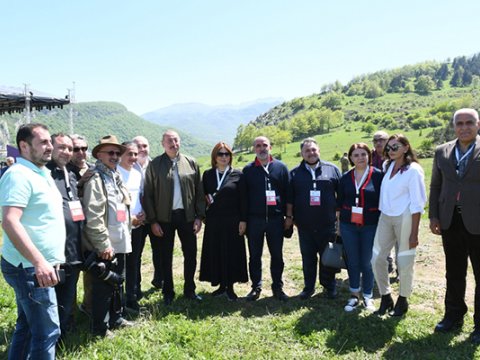 İlham Əliyev Şuşada jurnalistlərlə görüşdü