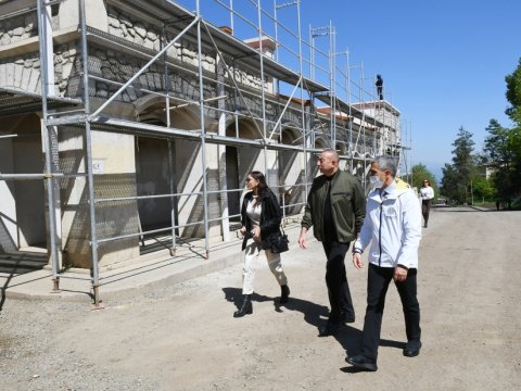 Prezident ailə üzvləri ilə Şuşa Rəsm Qalereyasında - FOTO