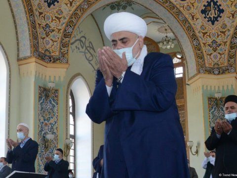 Təzəpir məscidində bayram namazı qılınıb – FOTO