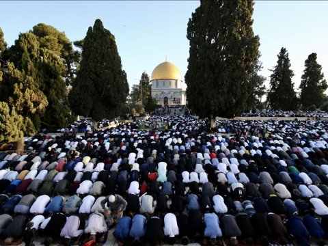 100 mindən çox müsəlman bayram namazını Əl-Əqsada qıldı