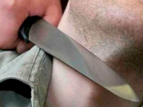 Balakəndə kişi öz qırtlağını kəsdi