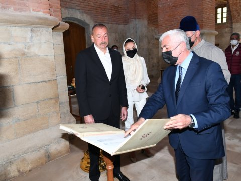 İlham Əliyev və ailəsi Müqəddəs Məryəm Ana kilsəsində olublar