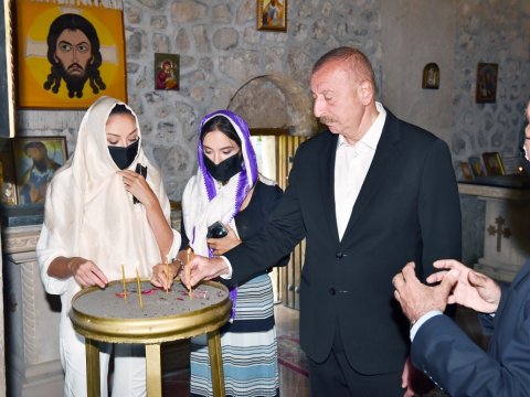 Prezident və ailəsi Cotari kilsəsində şam yandırdılar - FOTOLAR