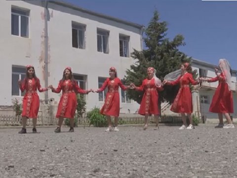 Erməni qızlar sülhməramlılar üçün oynadı - FOTO