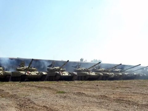 Təlimə cəlb edilən tank bölmələri tapşırıqları yerinə yetirir