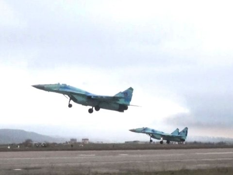 Təyyarə və helikopterlər döyüşə hazır vəziyyətə gətirildi - VİDEO