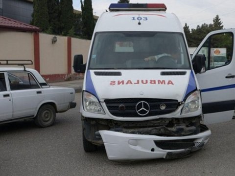Gəncədə iki ambulans toqquşdu - yaralananlar var
