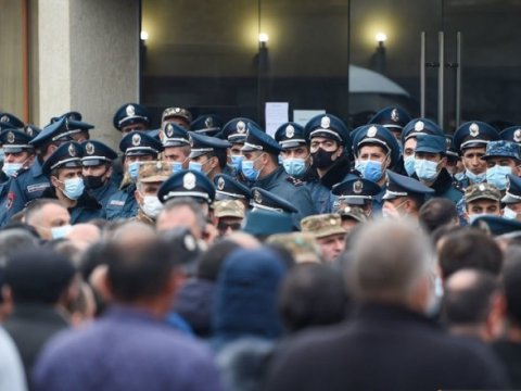 Ermənistanda etirazçılar Gümrü-Yerevan yolunu bağladılar