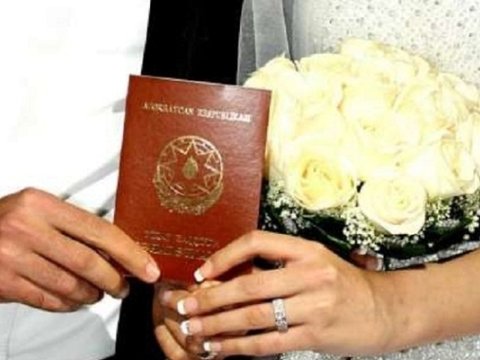 Bakıda bu gün evlənən cütlük nikah şəhadətnaməsini itirdi - FOTO 