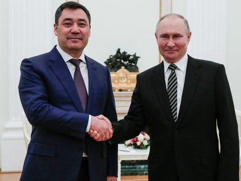 Qırğızıstan lideri Putinlə görüş üçün izolyasiya olundu