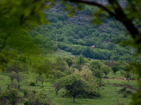 Azərbaycan əsgəri Xocavənddəki erməniləri “separatçı bayrağı”nı çıxarmağa MƏCBUR ETDİ