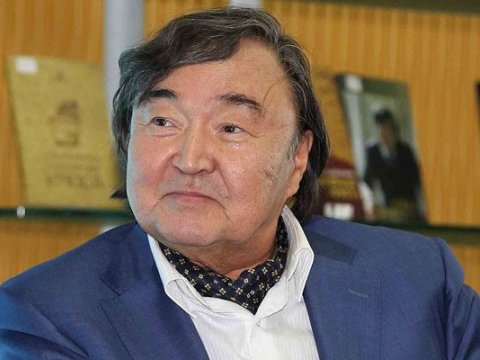 Azərbaycan Oljas Süleymenova “Şərəf” ordeni verdi