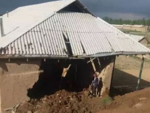 Tacikistanda üç uşaq diri-diri torpağın altında qaldı - FOTO