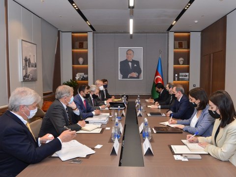Ceyhun Bayramov sərhəddəki gərginliyi müzakirə etdi