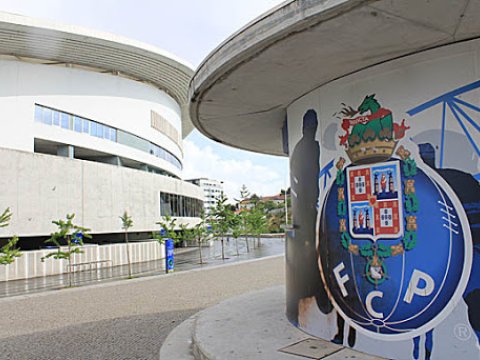 Futbolçunun koronavirusa yoluxduğunu gizlətdi, klubda axtarışlar başladı