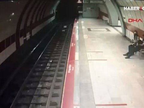 Metroda qadın özünü qatarın altına atdı – VİDEO