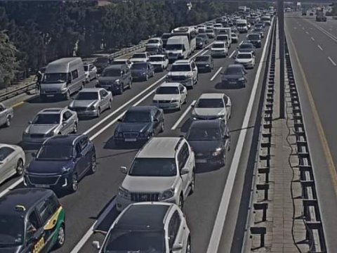 Yol qəzası tıxaca səbəb oldu