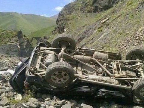 İsmayıllıda “Mercedes” dərəyə aşdü - yaralılar var