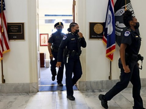 70-dən çox Amerika polisi işdən çıxdı