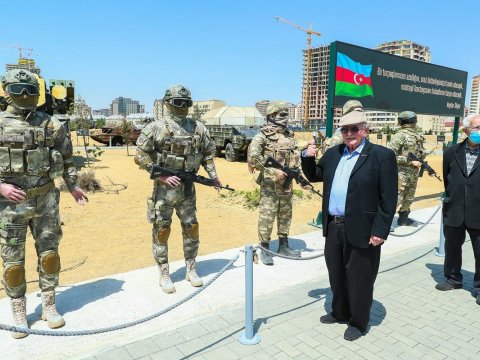 Ahıl şəxslər Hərbi Qənimətlər Parkında - FOTOLAR