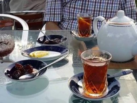 Polis gecələr işləyən çayxanaya basqın etdi