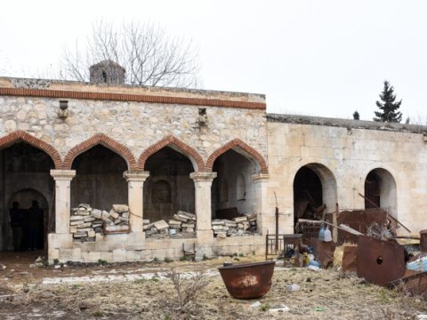 Prezident Ağdamda Pənahəli xanın sarayının yerləşdiyi imarət kompleksində