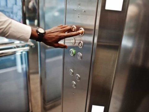 Bakıda liftdə qalan 5 nəfər çıxarıldı