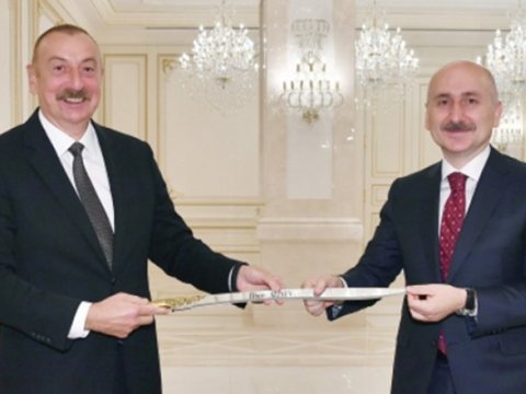 Türkiyəli nazir İlham Əliyevə xəncər hədiyyə etdi - FOTO