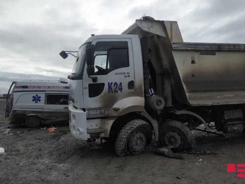 Sumqayıtda yük maşını ərazidə təmizlik aparan şəxsi vurdu