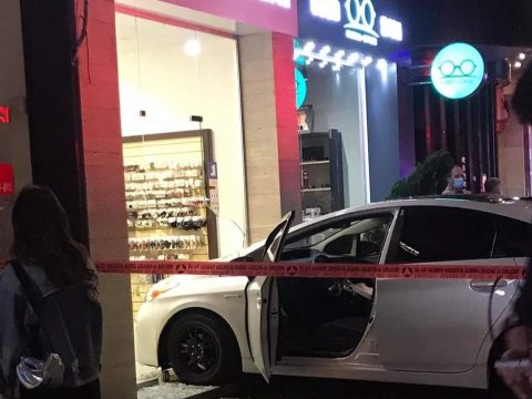 Tbilisidə avtomobil mağazaya çırpıldı - FOTO