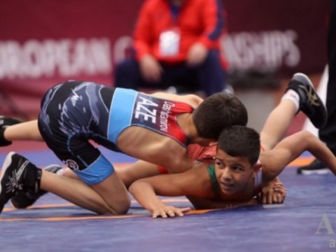 İki güləşçimiz Avropa çempionatında gümüş medal qazandı