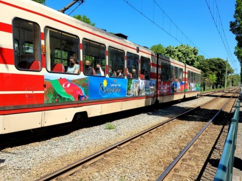 Haaqada Azərbaycanı reklam edən tramvay üç ay dolaşacaq 