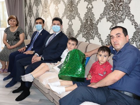 İcra başçısı və deputat şəhid ailələrinə, qazilərə baş çəkib