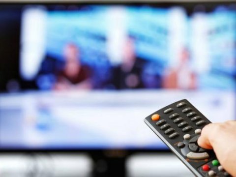 “Özünə hörmət edən telekanallar bu qüsurları nəzərə almalıdır” - Aparıcıların geyiminə REAKSİYA