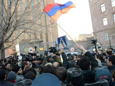 Yerevanda Rusiya səfirliyi önündə izdihamlı aksiya keçirilirdi