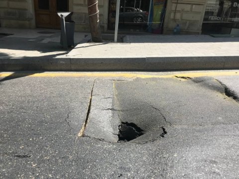 Bakının mərkəzində yol çökdü