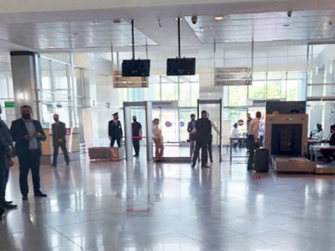 Azərbaycanda vəzifəli şəxslər aeroportda əlbəyaxa oldular