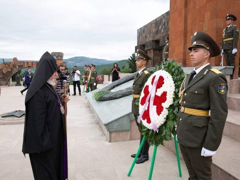 Erməni katolikosu Azərbaycana gəldi – FOTO