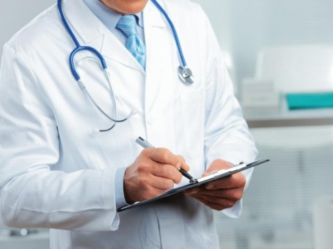 Azərbaycanda koronaviruslu həkim pasiyent qəbul edib