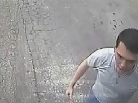 Bakıda sərnişin avtobusun şüşəsini yumruqla sındırdı - VİDEO