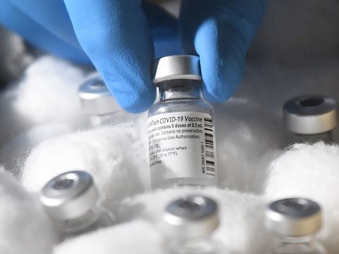 İngiltərə kasıb ölkələrə vaksin paylayacaq