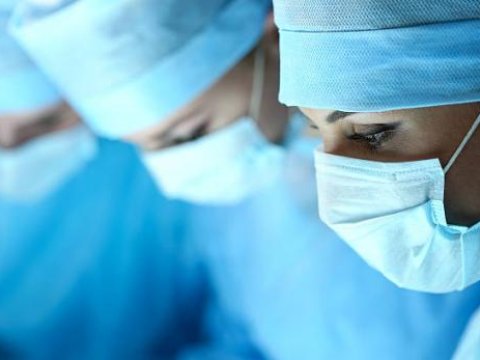 Tibb işçiləri COVİD-19-a yoluxma şübhəsi olan xəstədən necə qorunmalıdır?