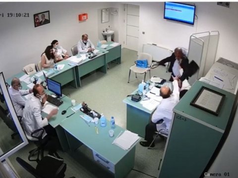 Həkimə əl qaldıran qazinin istintaqı YEKUNLAŞDI