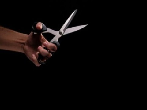 Həmkəndlisini qayçı ilə qətlə yetirdi