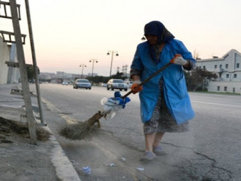 Elektrik məntəqəsində paltarını dəyişən süpürgəçi öldü