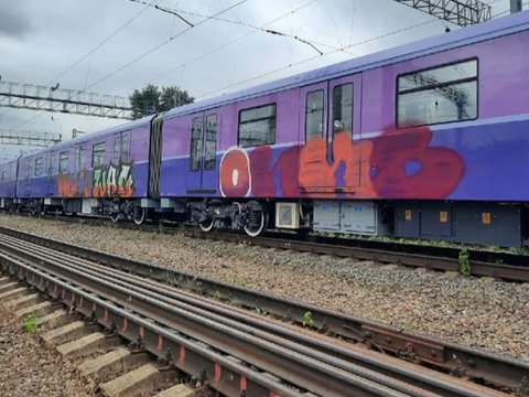 Rusiyadan gətirilən yeni qatarların şüşələri yolda sındırılıb? - FOTO