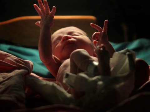 Polis zibilliyə atılan qız uşağının valideynlərini AXTARIR  