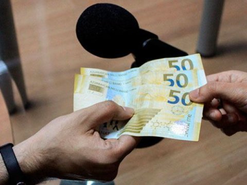 Baş həkimdən rüşvət alan sayt rəhbəri TUTULDU